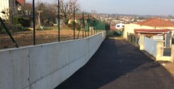 Mur en béton banché pour soutien des terres et grillage à Aixe sur Vienne