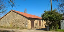 Couverture en tuiles courbes sur grange à Sant Cyr
