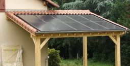 Réalisation abri bois recouvert de panneaux photovoltaïques