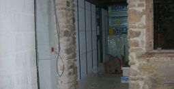 Ouverture intérieure dans mur en pierre à Oradour sur Vayres